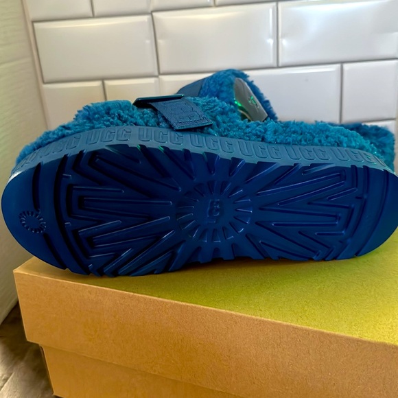 UGG FLUFFITA Slides - Picture 4 of 5